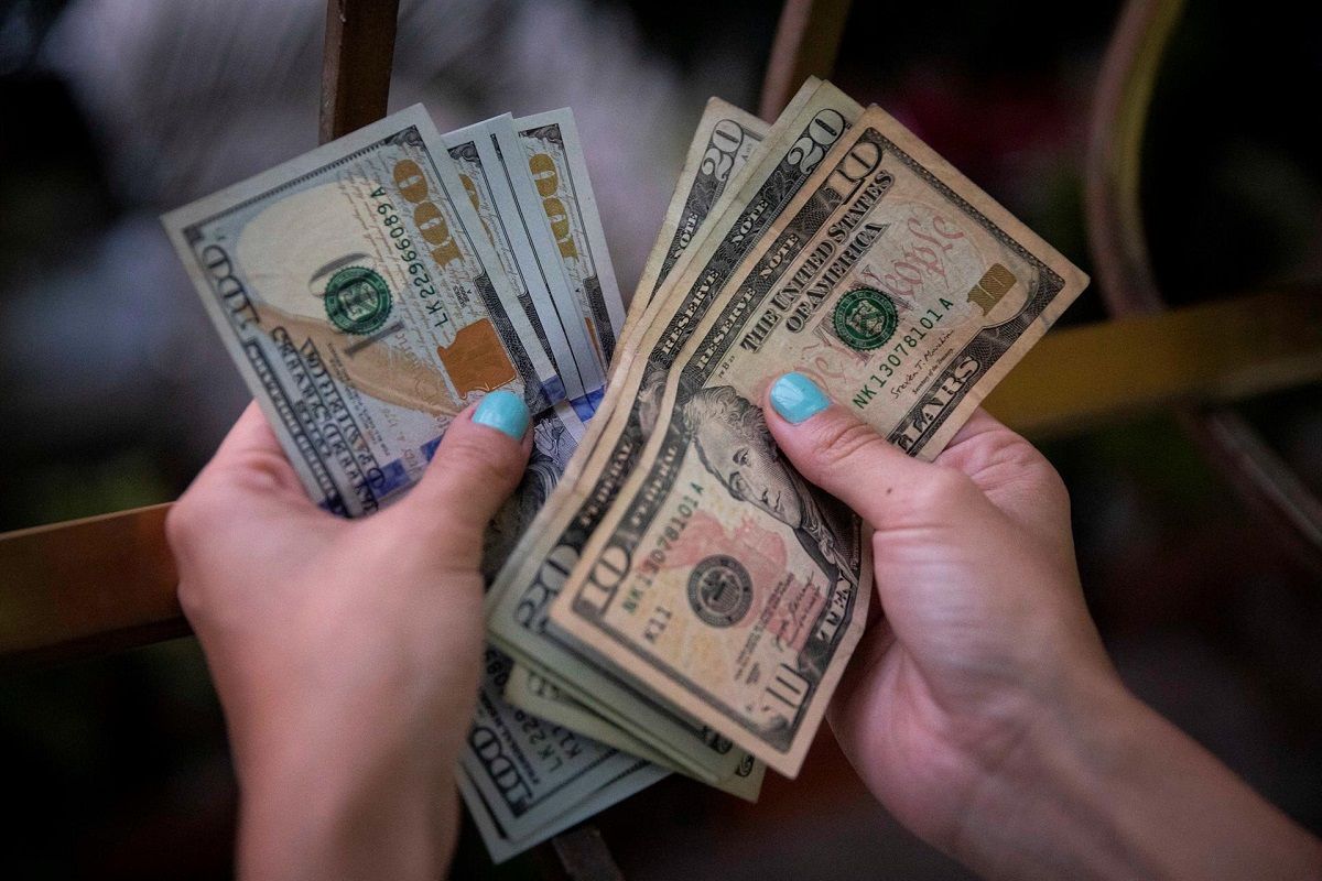 Billetes de dólar estadounidense. EFE/RAYNER PEÑA Billetes de dólar estadounidense. EFE/RAYNER PEÑA