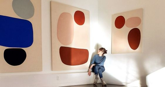 La pintora española Maru Quiñonero, con sus características obras de colores, en la Voltz Clarke Gallery de Nueva York. ALE MEGALE