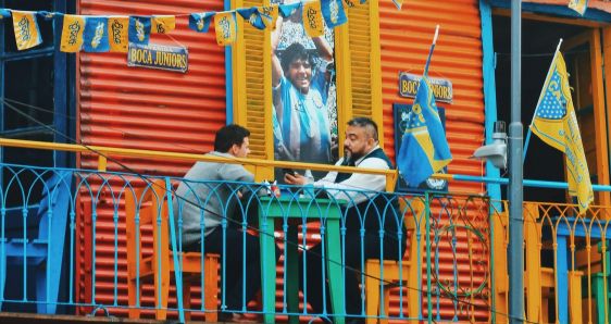 Bar situado en el barrio de La Boca, en la ciudad de Buenos Aires. UNSPLASH/ NATHANA REBOUÇAS