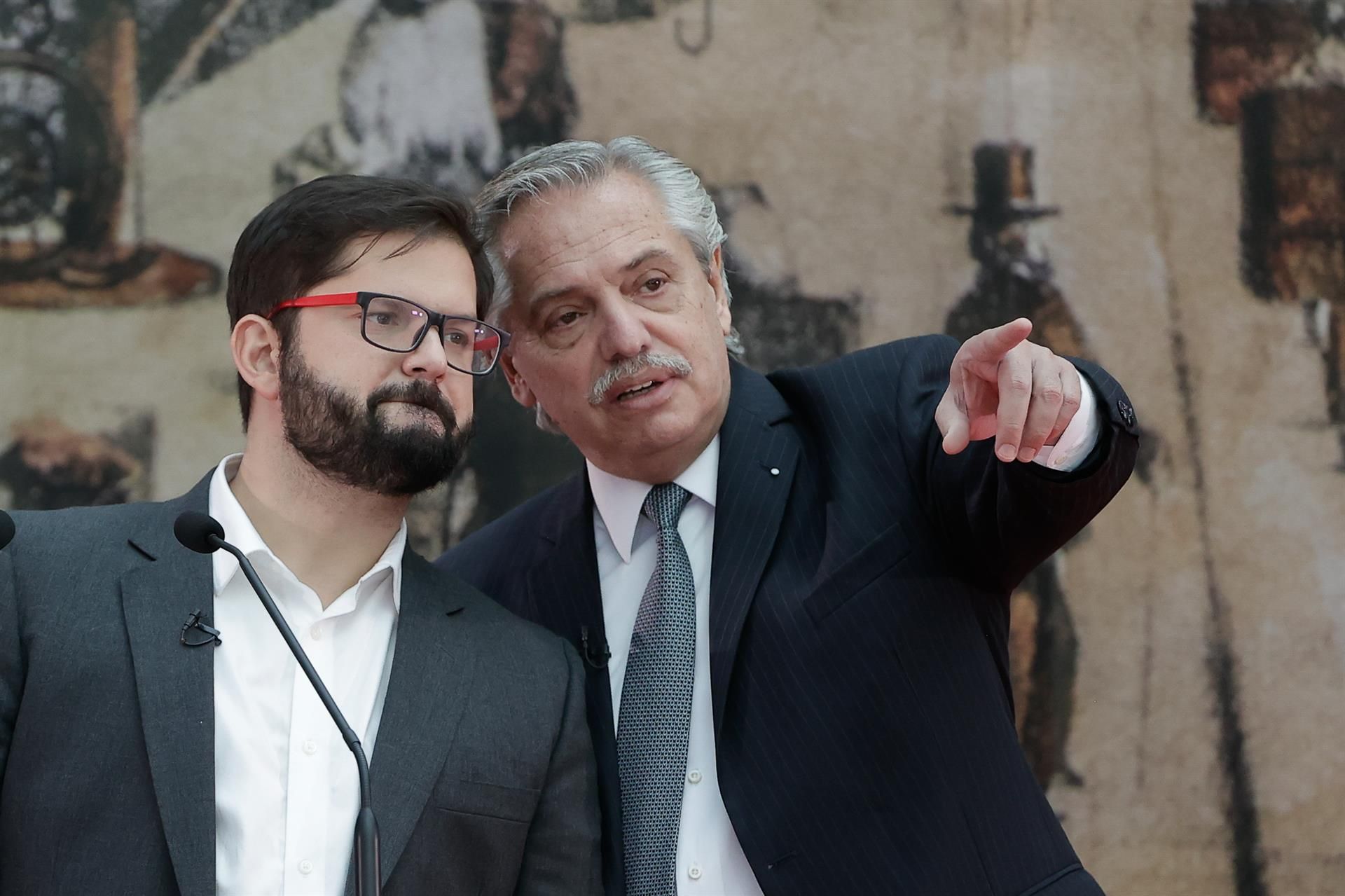 El presidente de Chile, Gabriel Boric, con el presidente de Argentina, Alberto Fernández, en la Casa Rosada, en Buenos Aires, este 4 de abril. EFE/JUAN IGNACIO RONCORONI