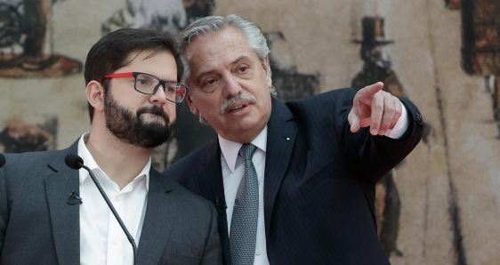 El presidente de Chile, Gabriel Boric, con el presidente de Argentina, Alberto Fernández, en la Casa Rosada, en Buenos Aires, este 4 de abril. EFE/JUAN IGNACIO RONCORONI