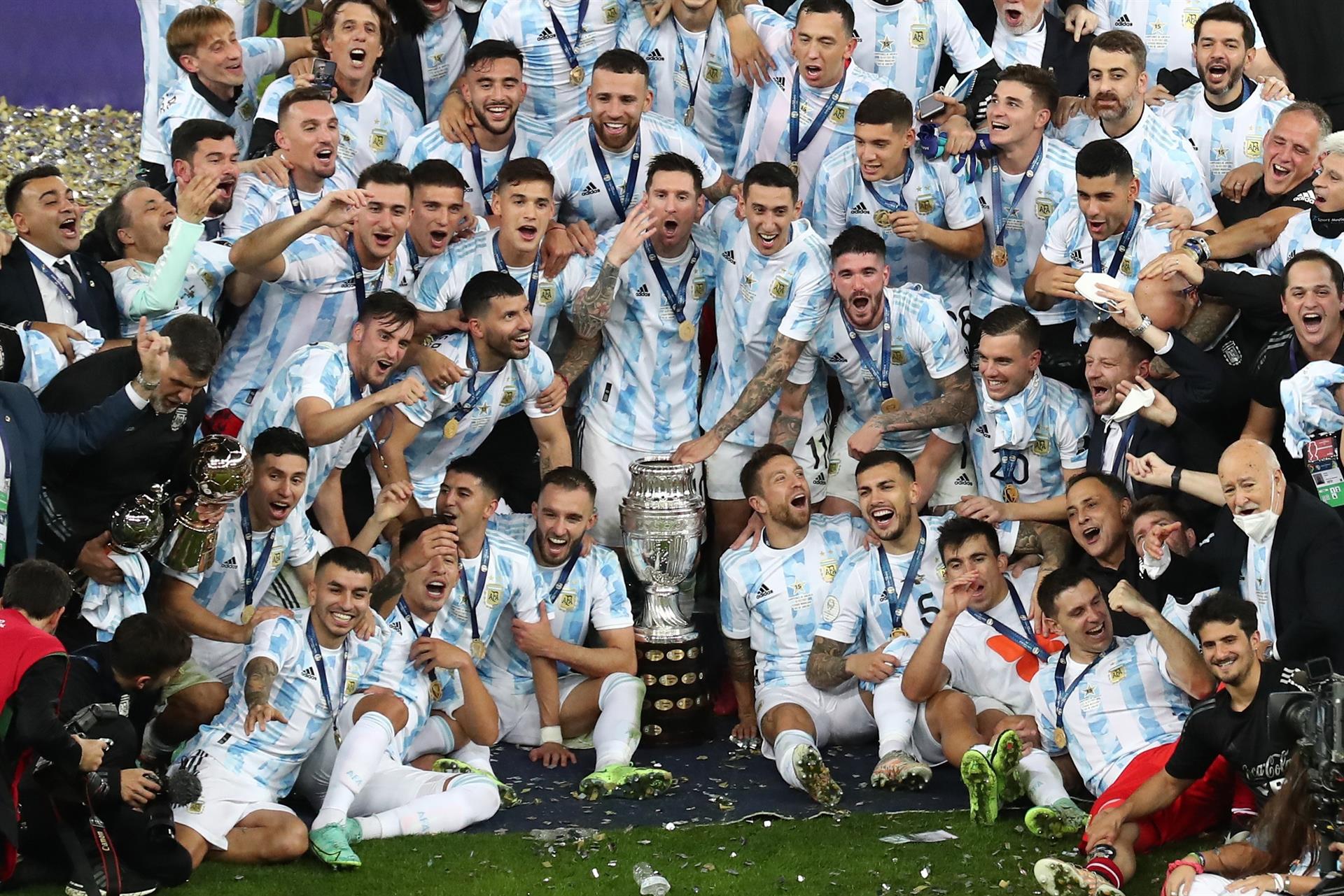 Los jugadores de Argentina, celebrando su victoria en la final de la Copa América, en Maracaná, el 10 de julio de 2021 EFE/SEBASTIAO MOREIRA