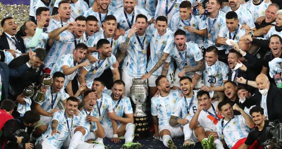 Los jugadores de Argentina, celebrando su victoria en la final de la Copa América, en Maracaná, el 10 de julio de 2021 EFE/SEBASTIAO MOREIRA