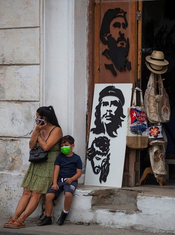 Retratos de Fidel Castro y el Che en una tienda de La Habana. EFE/YANDER ZAMORA