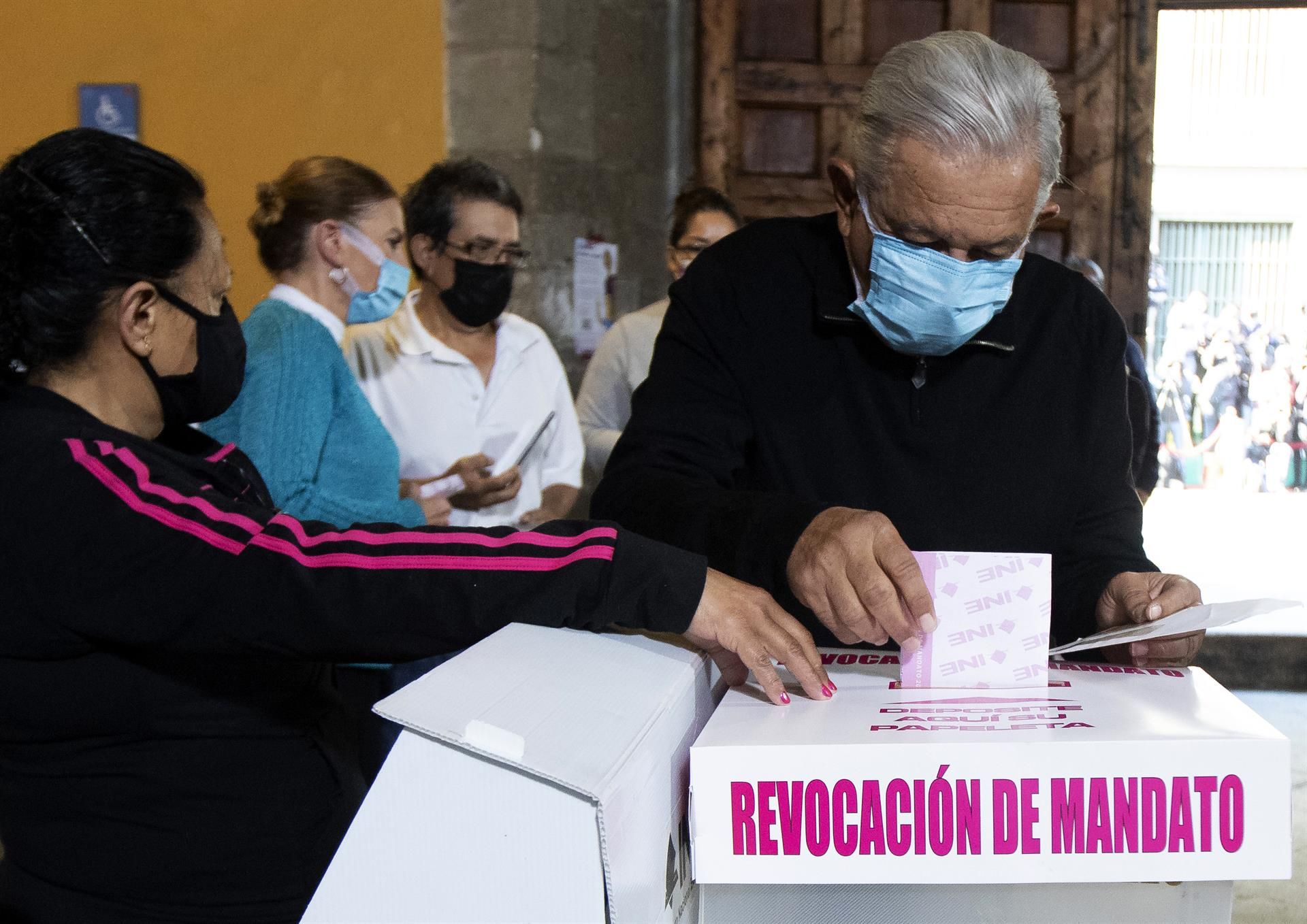 El presidente mexicano, Andrés Manuel López Obrador, votando en la consulta sobre su continuidad, el 10 de abril, en Ciudad de México. EFE/PRESIDENCIA DE MEXICO El presidente mexicano, Andrés Manuel López Obrador, votando en la consulta sobre su continuidad, el 10 de abril, en Ciudad de México. EFE/PRESIDENCIA DE MEXICO