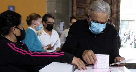 El presidente mexicano, Andrés Manuel López Obrador, votando en la consulta sobre su continuidad, el 10 de abril, en Ciudad de México. EFE/PRESIDENCIA DE MEXICO