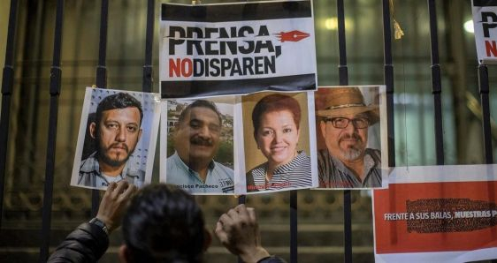 Fotos de periodistas mexicanos asesinados para denunciar la violencia contra la prensa en el país, en Ciudad de México, el 14 de febrero de 2022. EFE/ISAAC ESQUIVEL