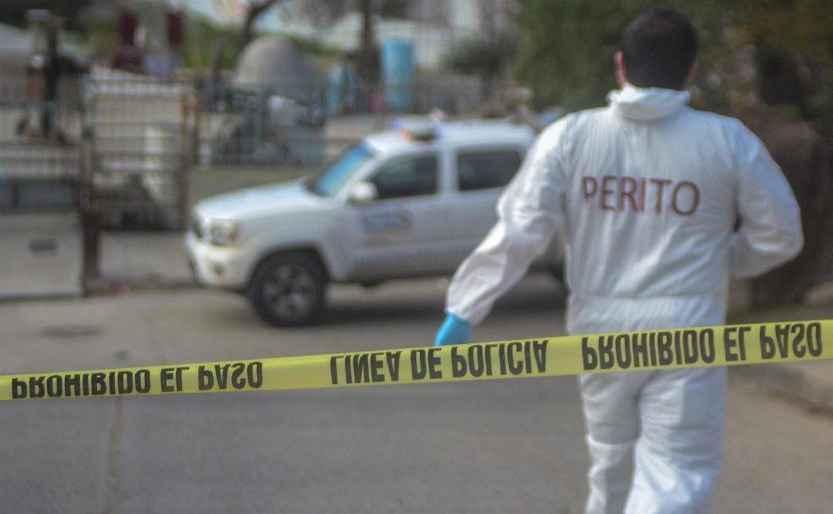 Policía en el lugar en el que murió el periodista mexicano Margarito Martínez, asesinado en Tijuana el 17 de enero de 2022. EFE/JOBETH TERRIQUEZ