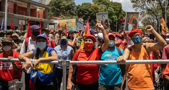 Simpatizantes chavistas, en la marcha para conmemorar los 20 años del golpe fallido contra Hugo Chávez, en Caracas, el 13 abril 2022. EFE/RONALD PEÑA