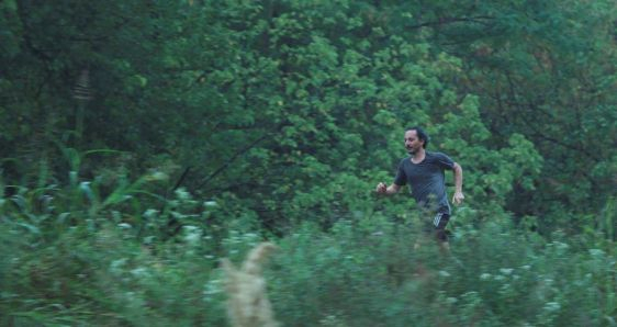 El escritor Félix Bruzzone, en 'Camuflaje', la película de Jonathan Perel que se aproxima al territorio y la memoria del Campo de Mayo. ALINA FILMS