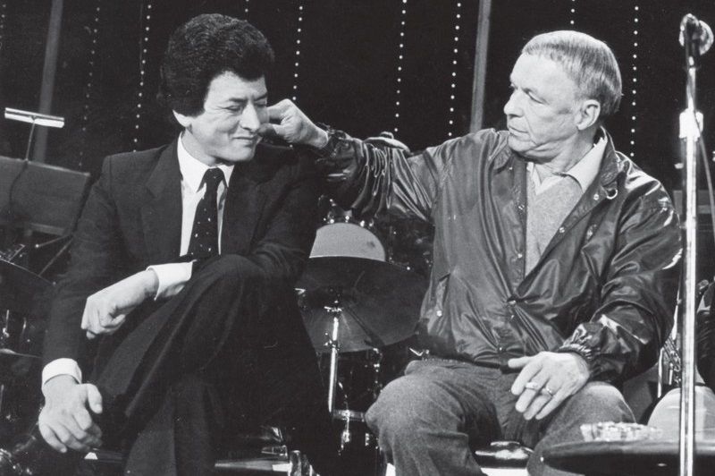 Palito Ortega, con Frank Sinatra, que actuaría en Argentina en 1981. ARCHIVO