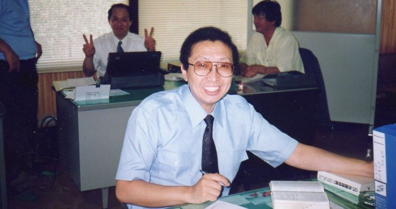 Jaime Takahashi, en Japón, en 1992, traduciendo el manual seguridad de su empresa. CORTESÍA