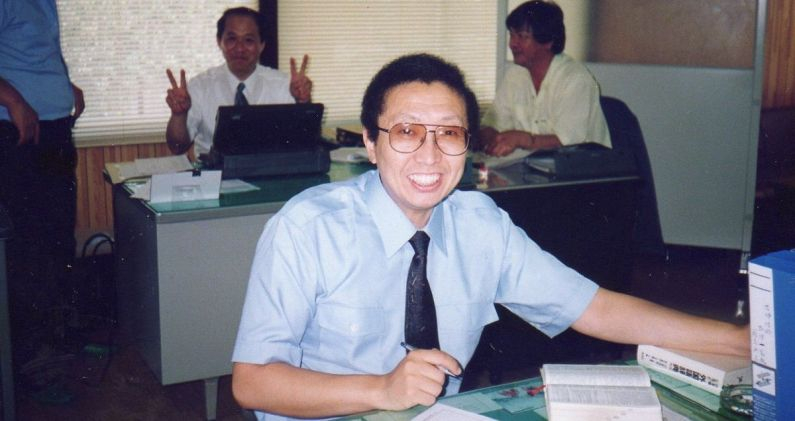 Jaime Takahashi, en Japón, en 1992, traduciendo el manual seguridad de su empresa. CORTESÍA Jaime Takahashi, en Japón, en 1992, traduciendo el manual seguridad de su empresa. CORTESÍA