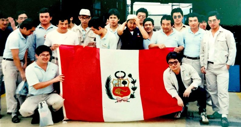 Trabajadores de origen peruano en la fábrica Teito Gomu de Yaita, Japón, en 1989. ARCHIVO CANDY MIYASHITA