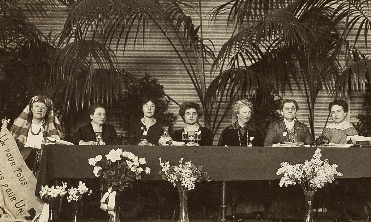 Rosika Schwimmer (centro), en el Congreso Internacional de Mujeres de 1915 en La Haya. ARCHIVO