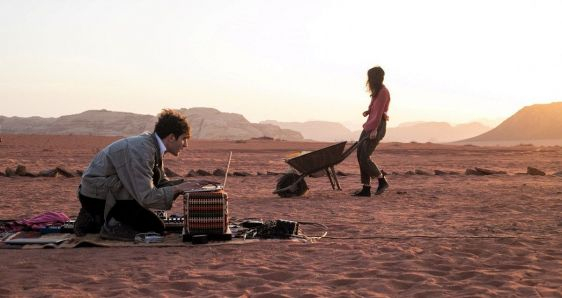 Nicolás Jaar y Stéphanie Janaina, en una performance de ¡miércoles! en el desierto de Jordania. MOHAMMED ZARARIA