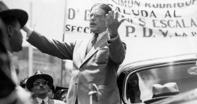 El político y diplomático Diógenes Escalante, en campaña presidencial en Venezuela, en 1945. FOTOGRAFÍA DE LUIS FELIPE TORO ©ARCHIVO FOTOGRAFÍA URBANA