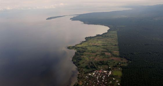 El lago Izabal de Guatemala, sobre cuya contaminación ha informado el periodista medioambiental Carlos Ernesto Choc. EFE/ESTEBAN BIBA