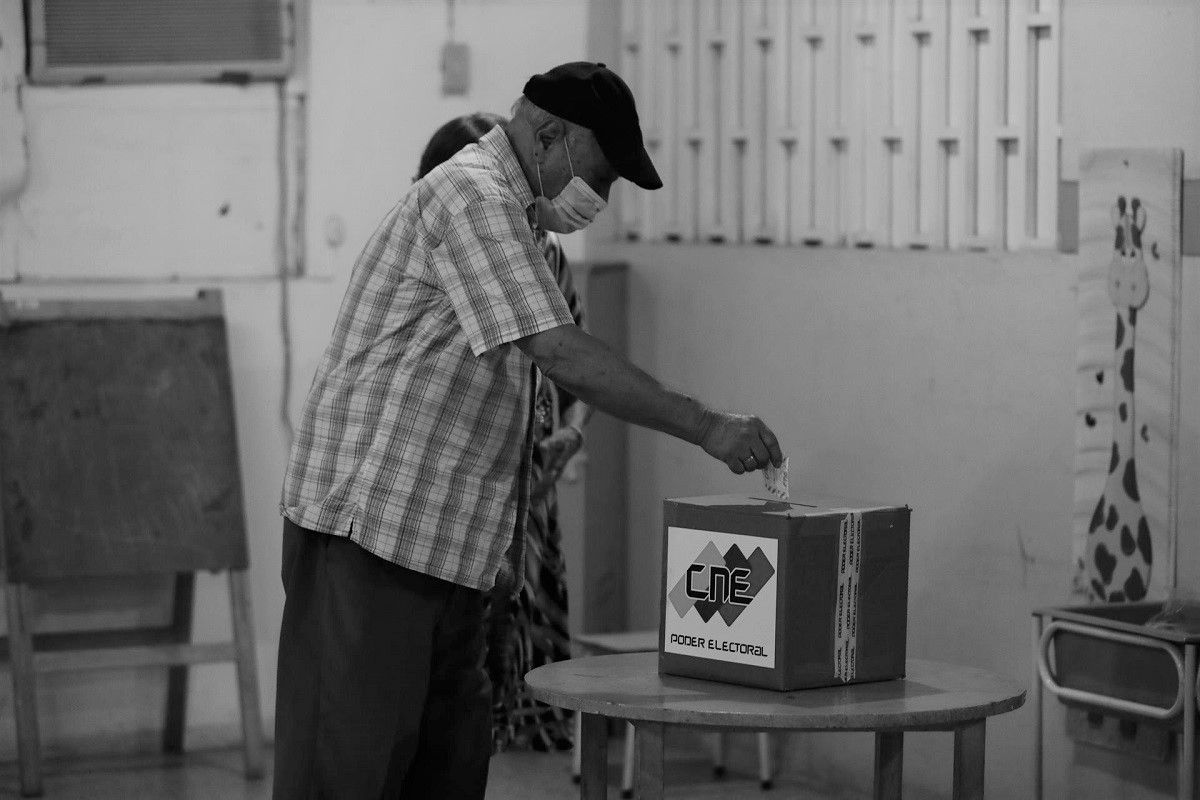 Un hombre vota en las elecciones regionales de Barinas, Venezuela, el 9 de enero de 2022. EFE/RAYNER PEÑA