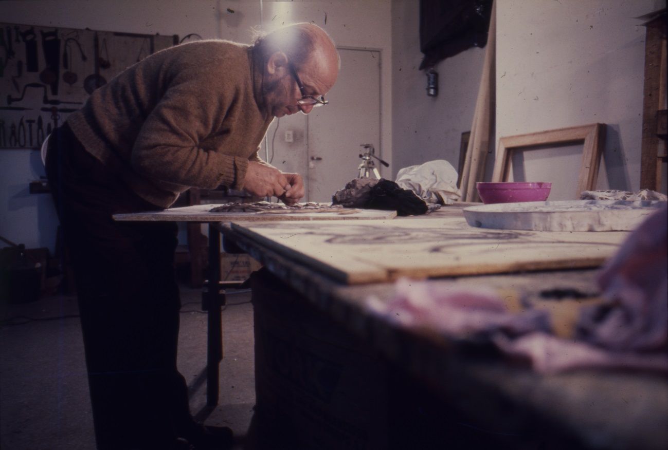 El artista argentino Antonio Berni, trabajando en un grabado. FUNDACIÓN ANTONIO BERNI