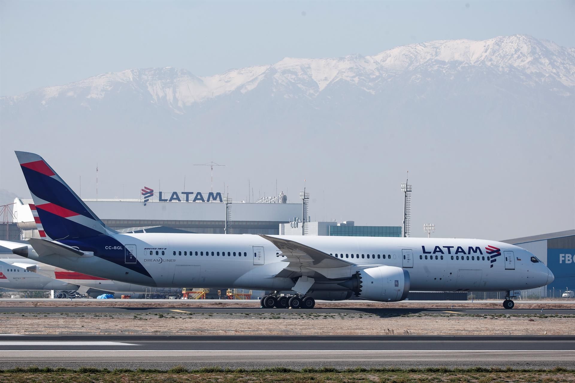 Avión de la aerolínea Latam, en el aeropuerto Internacional Arturo Merino Benítez de Santiago de Chile. EFE/ALBERTO VALDÉS