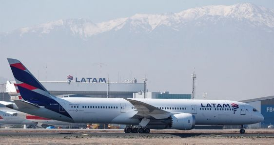 Avión de la aerolínea Latam, en el aeropuerto Internacional Arturo Merino Benítez de Santiago de Chile. EFE/ALBERTO VALDÉS