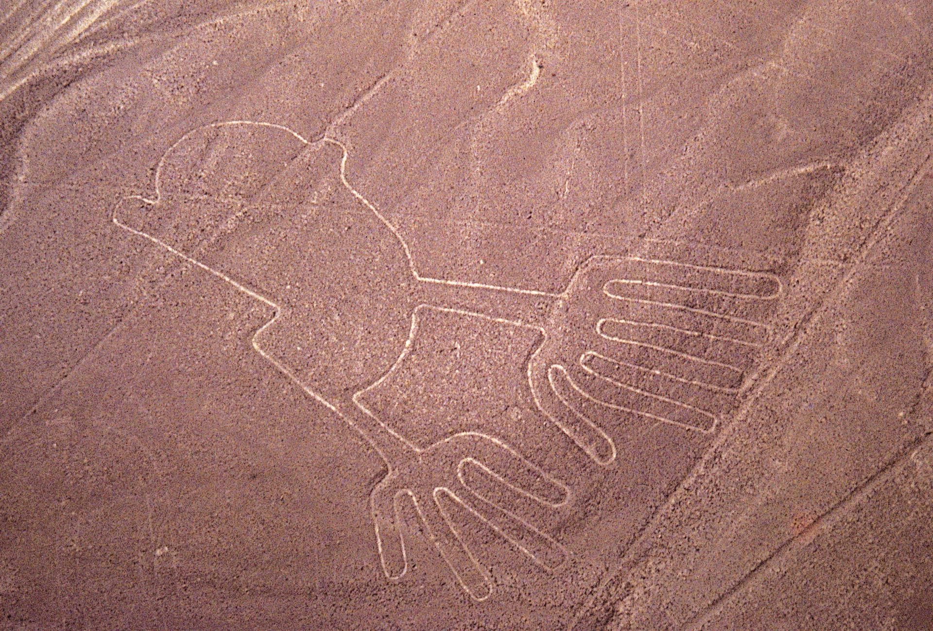 La figura de "Las Manos", uno de los geoglifos de las famosas líneas de Nasca, en Perú. EFE/PROMPERÚ