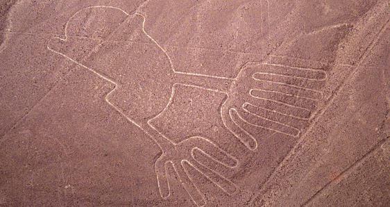La figura de "Las Manos", uno de los geoglifos de las famosas líneas de Nasca, en Perú. EFE/PROMPERÚ