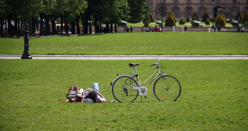 Bicicleta en un parque en París, ciudad que apuesta por la movilidad verde. UNSPLASH/SHALEV COHEN