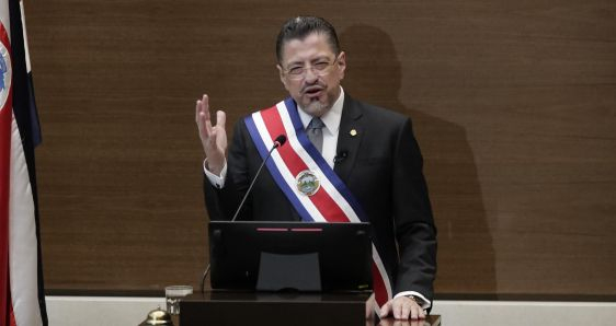 El nuevo presidente de Costa Rica, Rodrigo Chaves, en su discurso de investidura, en San José, este 8 de mayo. EFE/BIENVENIDO VELASCO