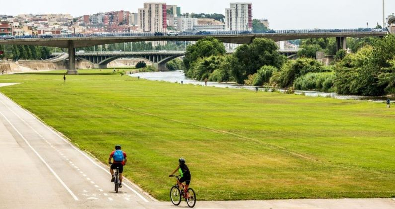 Vía verde con carril bici junto al río Besós, en el área metropolitana de Barcelona. AMB