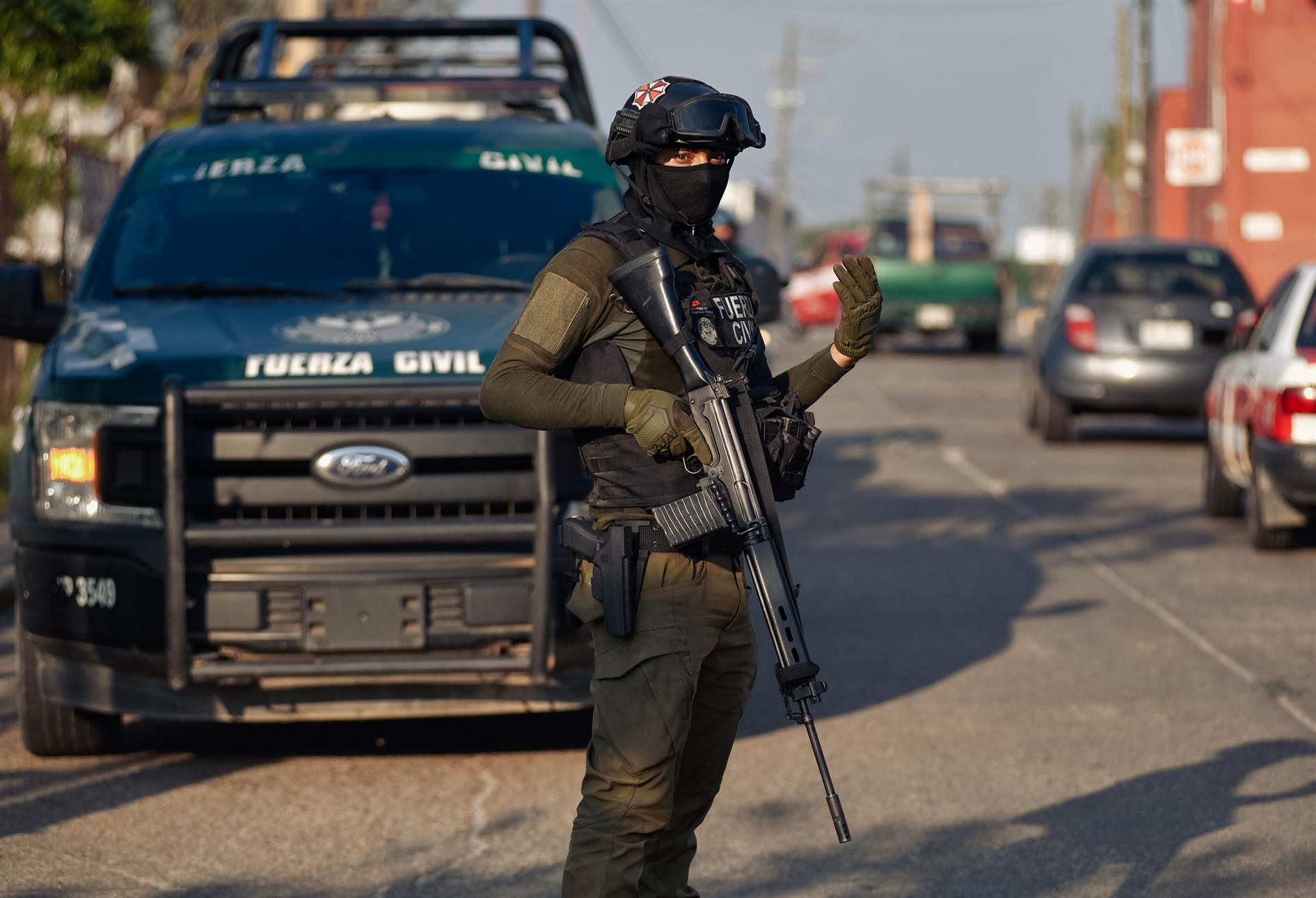 La fuerza civil vigila la zona donde fueron asesinadas las periodistas Yesenia Mollinedo y Sheila Johana, en Cosoleacaque, México, el 9 de mayo. EFE/ÁNGEL HERNÁNDEZ