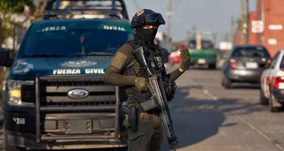 La fuerza civil vigila la zona donde fueron asesinadas las periodistas Yesenia Mollinedo y Sheila Johana, en Cosoleacaque, México, el 9 de mayo. EFE/ÁNGEL HERNÁNDEZ