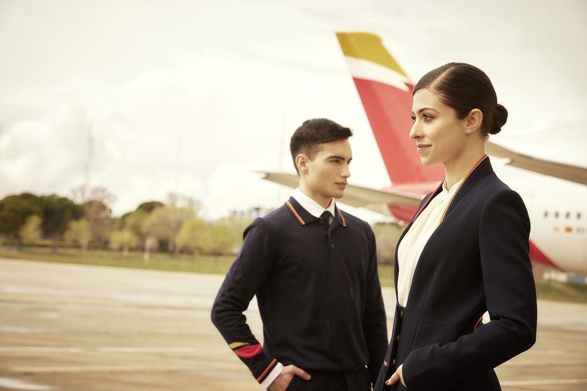El nuevo uniforme de Iberia creado por la diseñadora de moda española Teresa Helbig. JUANJO MOLINA