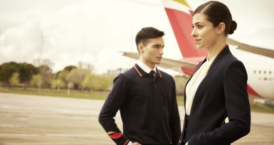 El nuevo uniforme de Iberia creado por la diseñadora de moda española Teresa Helbig. JUANJO MOLINA