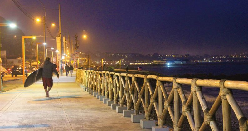 Vista nocturna del paseo marítimo de Lima. CHRISTIAN SAURRÉ