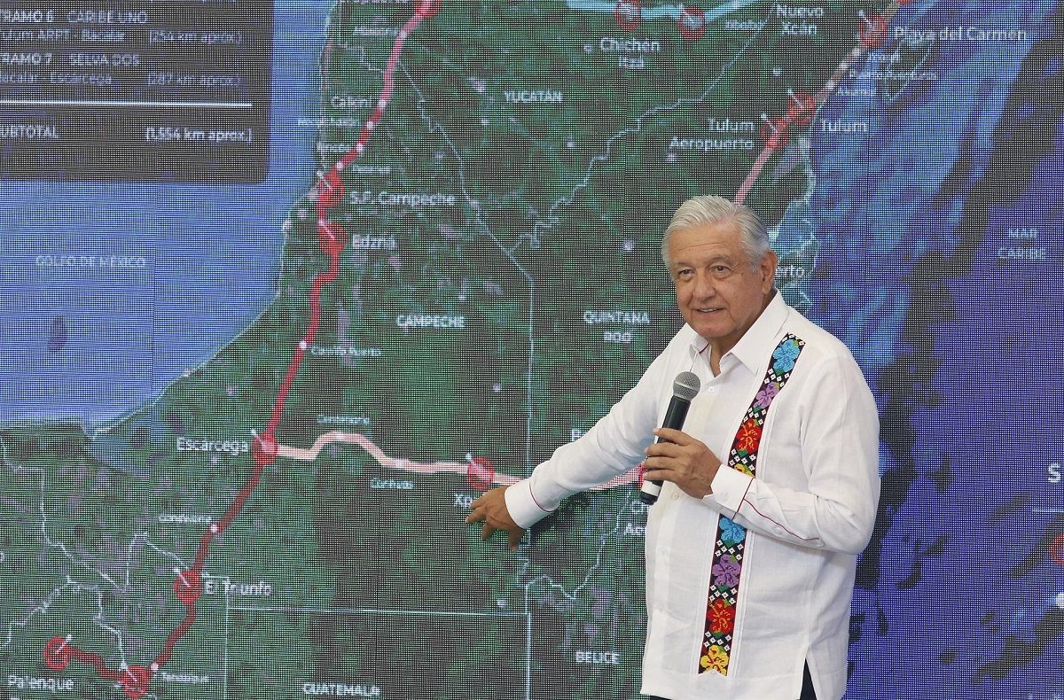 El presidente de México, Andrés Manuel López Obrador, presentando el Tren Maya en Veracruz, el 22 de abril de 2022. EFE