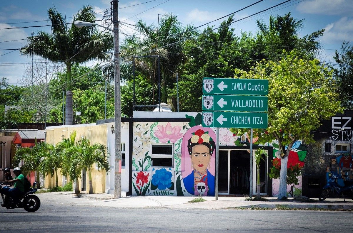 Carteles indicadores en Izamal, municipio del Yucatán por donde pasa el Tren Maya. RICARDO BALDERAS