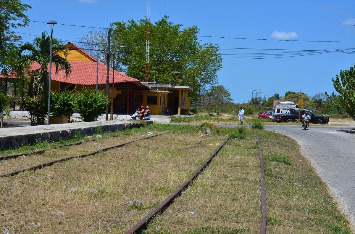 Vías del tren en Izamal, municipio de México por donde pasará el Tren Maya. RICARDO BALDERAS