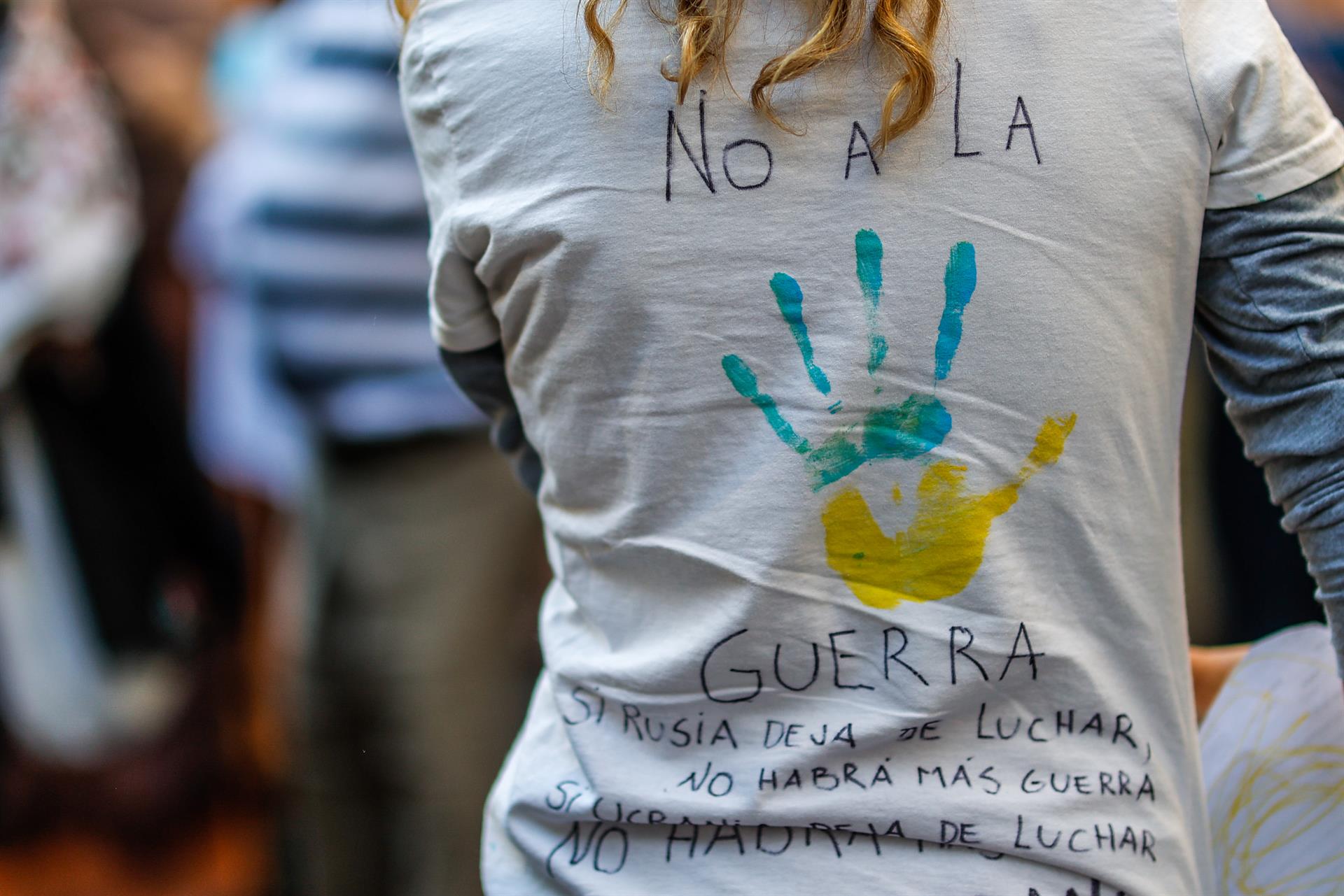 Protesta contra la guerra de Ucrania en la embajada de Rusia en Buenos Aires, Argentina, el 25 de febrero de 2022. EFE/JUAN IGNACIO RONCORONI