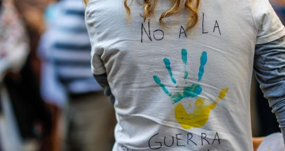 Protesta contra la guerra de Ucrania en la embajada de Rusia en Buenos Aires, Argentina, el 25 de febrero de 2022. EFE/JUAN IGNACIO RONCORONI