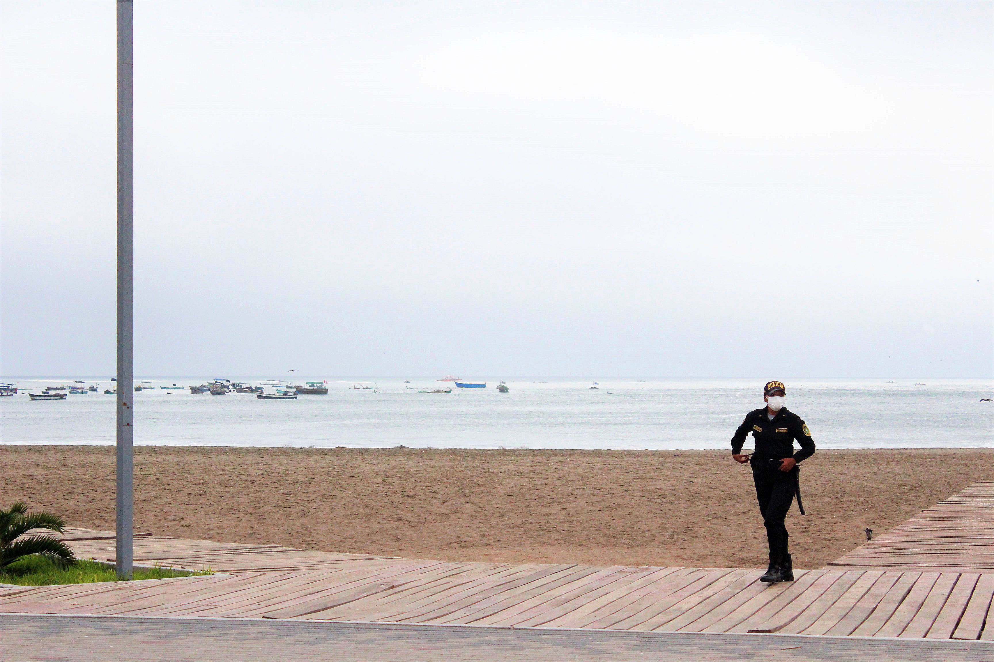Una policía vigilando en la playa de Lima. CHRISTIAN SAURRÉ