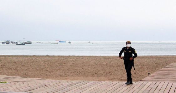 Una policía vigilando en la playa de Lima. CHRISTIAN SAURRÉ