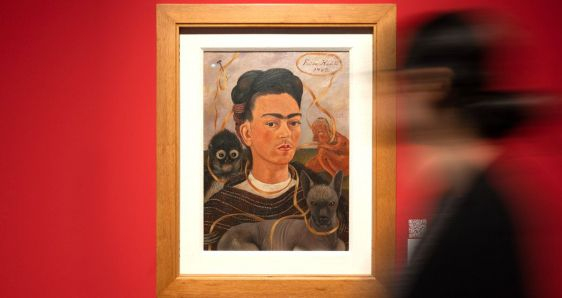'Autorretrato con changuito', de Frida Kahlo (1945), una de las obras de la retrospectiva de la pintora mexicana en Madrid. CASA DE MÉXICO