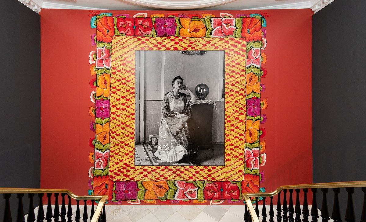 Una fotografía de Frida Kahlo recibe a los visitantes de la exposición en Madrid. CASA DE MÉXICO