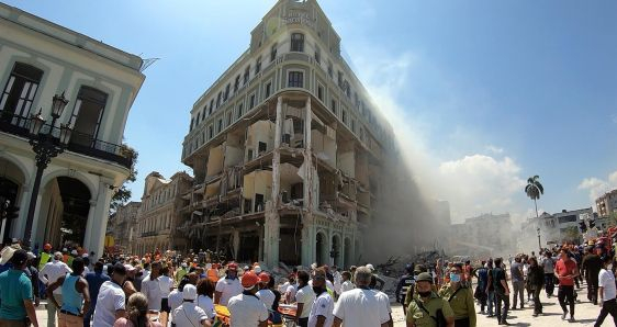 El Hotel Saratoga de La Habana, Cuba, tras la explosión, este 6 de mayo de 2022. EFE/ERNESTO MASTRASCUSA