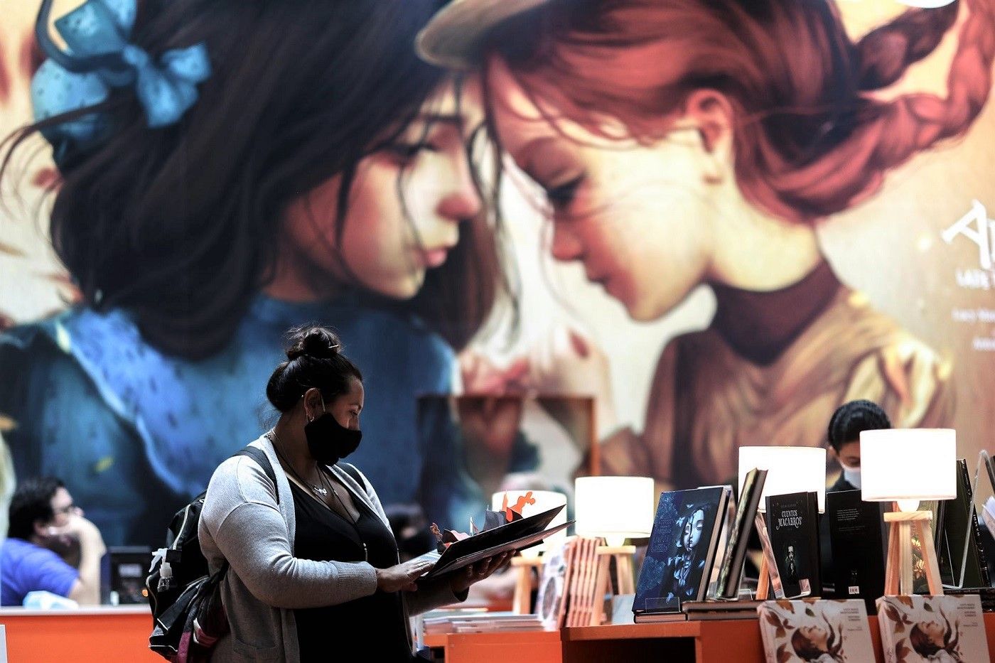 Una mujer hojea un libro en la Feria del Libro de Buenos Aires, en Argentina, el 28 de abril de 2022. EFE/JUAN IGNACIO RONCORONI