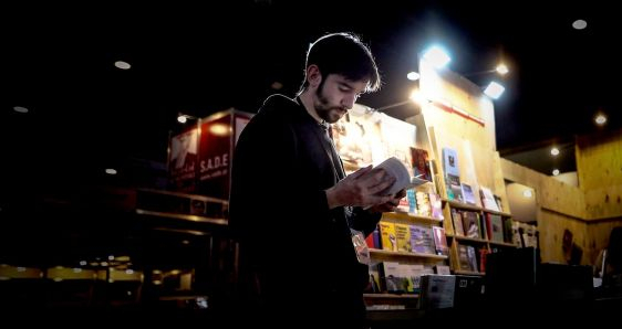 Un joven lee un libro en la 46ª edición de la Feria del Libro de Buenos Aires, el 28 de abril de 2022. EFE/JUAN IGNACIO RONCORONI
