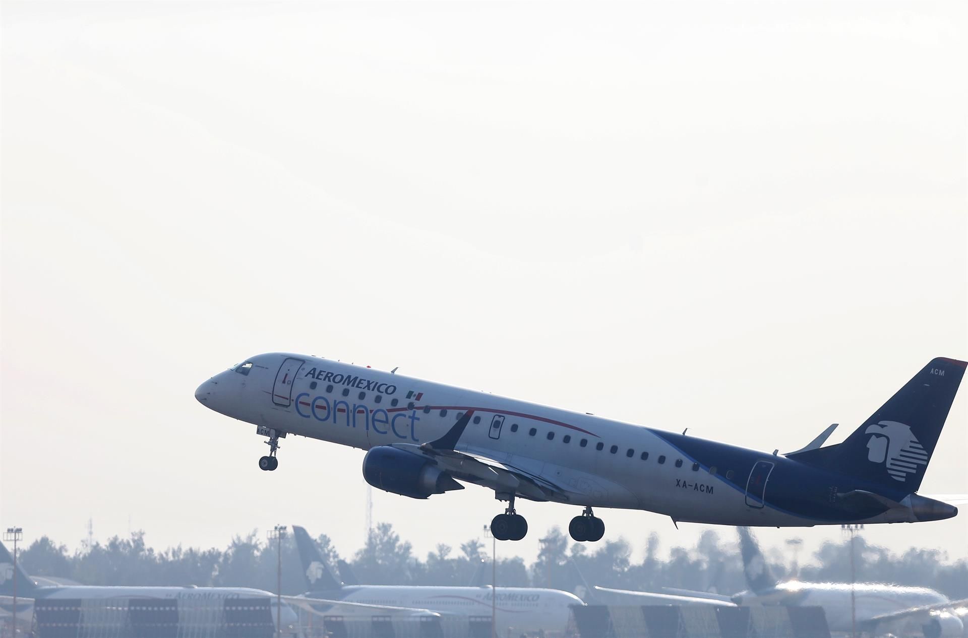 Un avión de Aeroméxico, aerolínea que ha anunciado nuevas rutas desde el aeropuerto Felipe Ángeles. EFE/SÁSHENKA GUTIÉRREZ