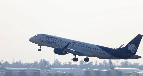 Un avión de Aeroméxico, aerolínea que ha anunciado nuevas rutas desde el aeropuerto Felipe Ángeles. EFE/SÁSHENKA GUTIÉRREZ